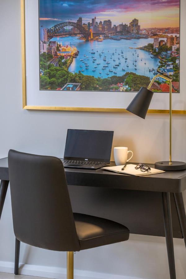 เมอริตัน สวีท พิตต์ สตรีท Hotel ซิดนีย์ ภายนอก รูปภาพ A desk lamp