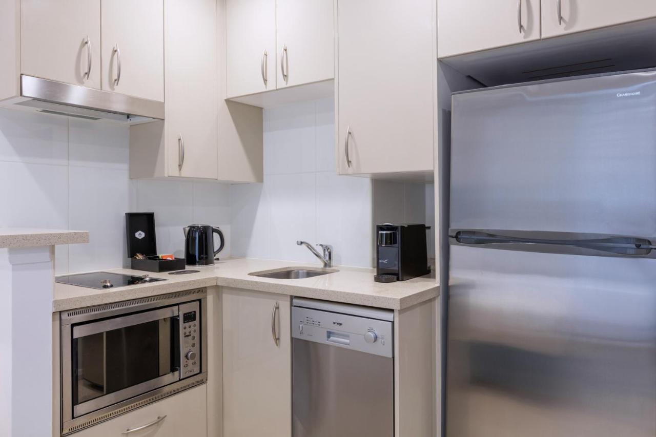 เมอริตัน สวีท พิตต์ สตรีท Hotel ซิดนีย์ ภายนอก รูปภาพ A typical kitchen in a serviced apartment