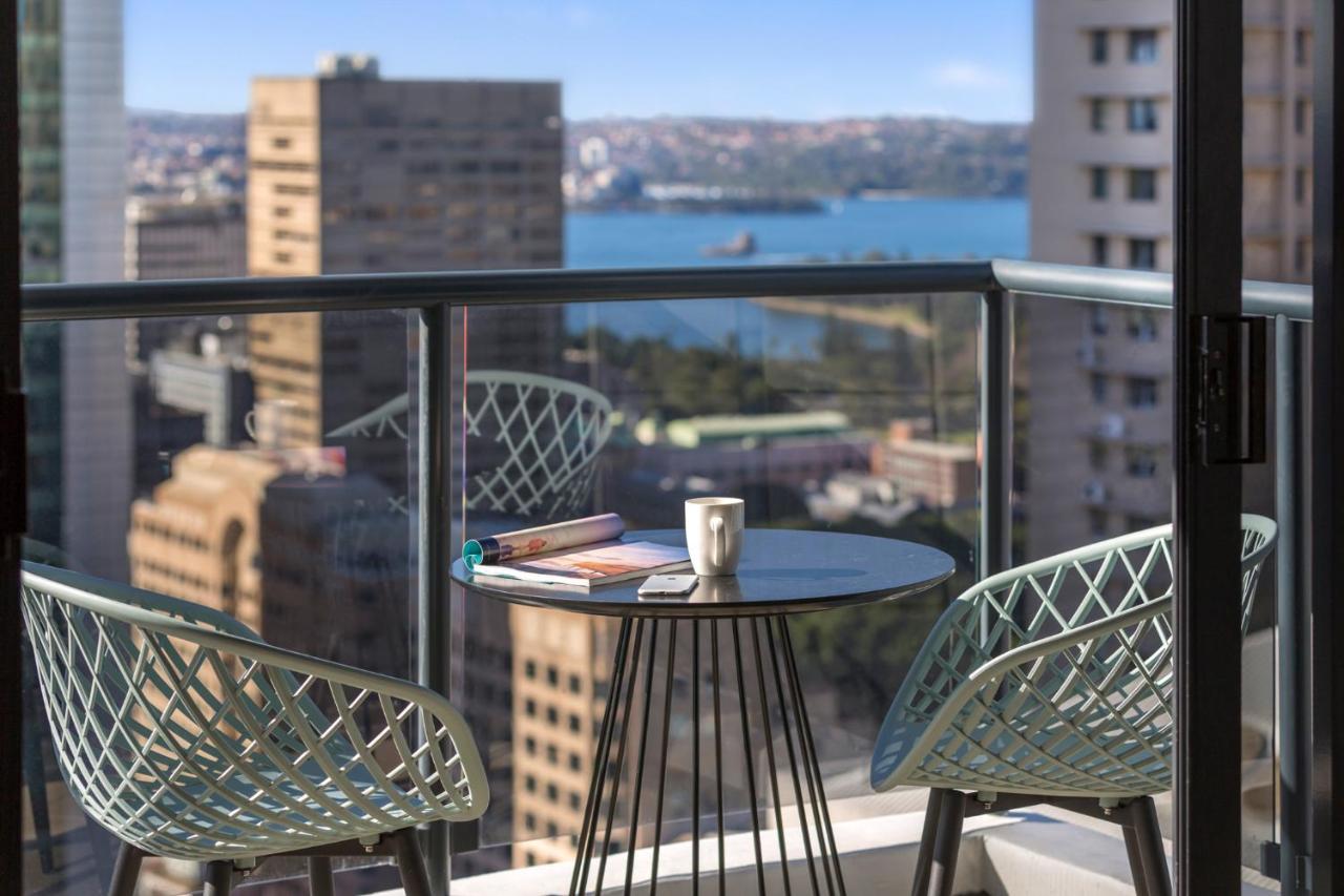 เมอริตัน สวีท พิตต์ สตรีท Hotel ซิดนีย์ ภายนอก รูปภาพ A balcony in a Sydney apartment